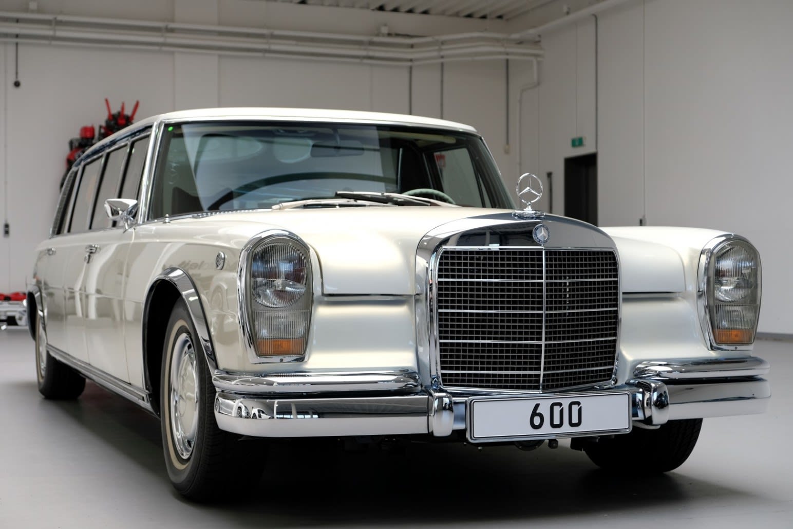 値下げしました！MERCEDES-BENZ 600 Mercedes-Benz 600's restomod took seven years and $3.2 million